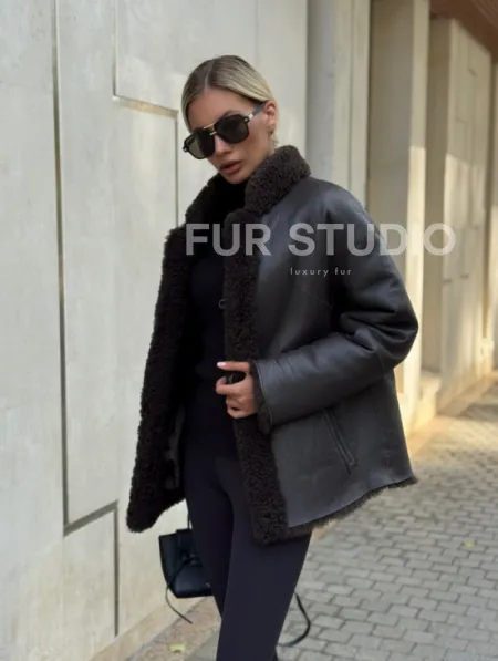 Двусторонняя коричневая дубленка из овчины - фото 10