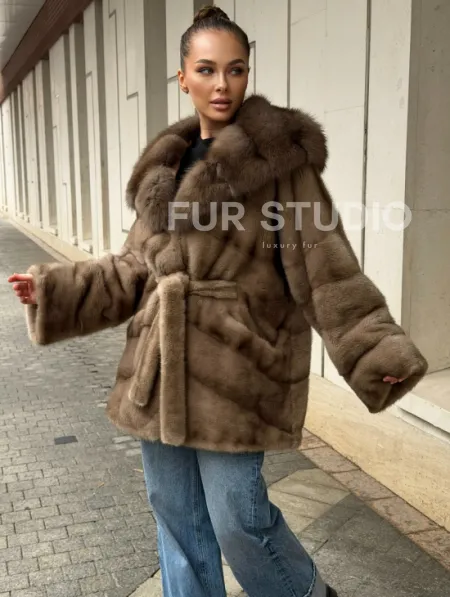 Полушубок норковый с капюшоном из меха куницы - фото 5