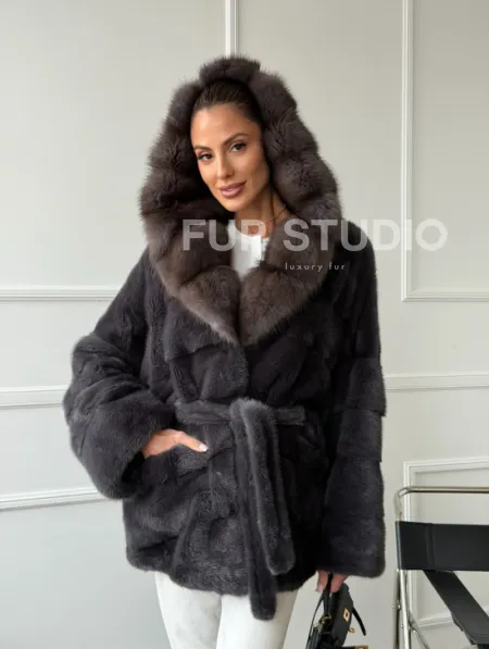Графитовая шуба с капюшоном из куницы - фото 11