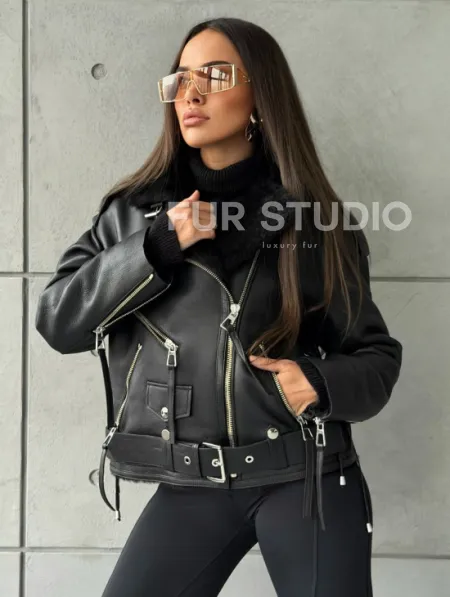 Черная короткая дубленка авиатор - фото 8