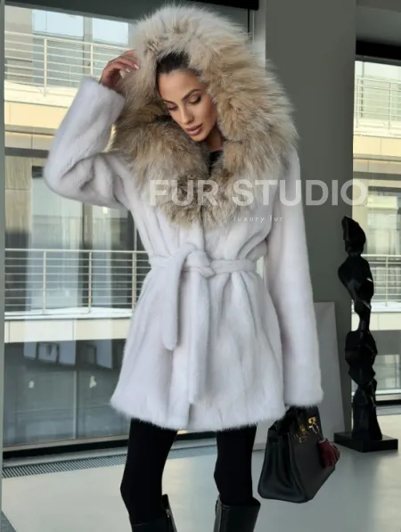Белая шуба с капюшоном из рыси - фото 6