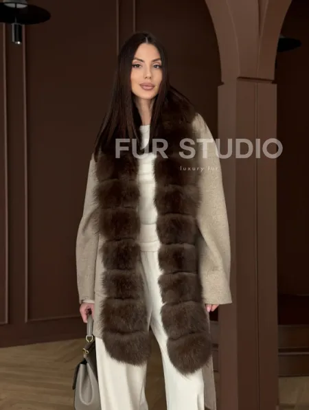 Пальто с отделкой из меха песца - фото 14
