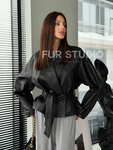 Черная куртка из натуральной кожи - фото 11