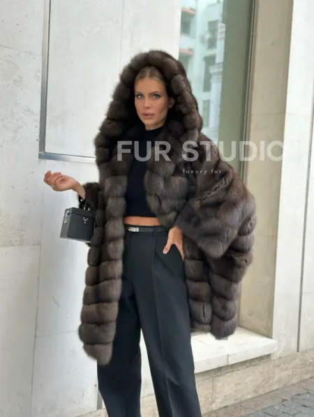 Эффектный жакет из меха соболя с капюшоном седина 1/2 - фото 6