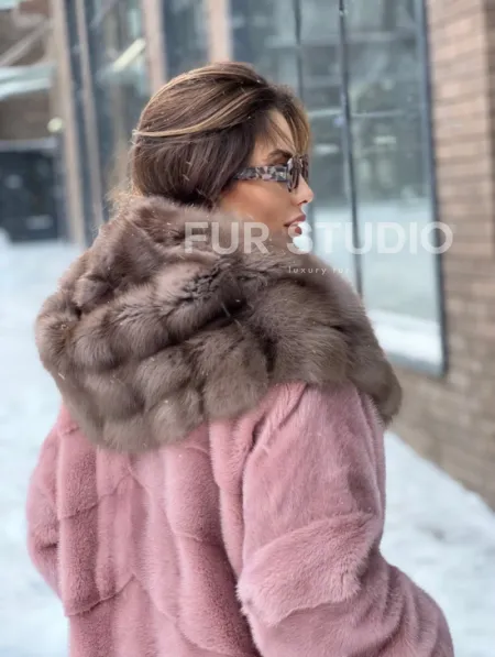 Длинная норковая шуба с капюшоном из меха куницы - цвет пудра - фото 1