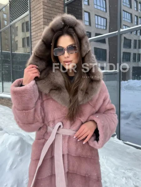 Длинная норковая шуба с капюшоном из меха куницы - цвет пудра - фото 2