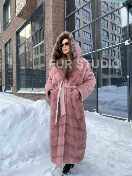 Длинная норковая шуба с капюшоном из меха куницы - цвет пудра - фото 4
