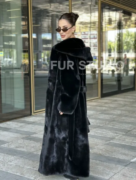 Удлиненная шуба из норки BLACKGLAMA с капюшоном - фото 9