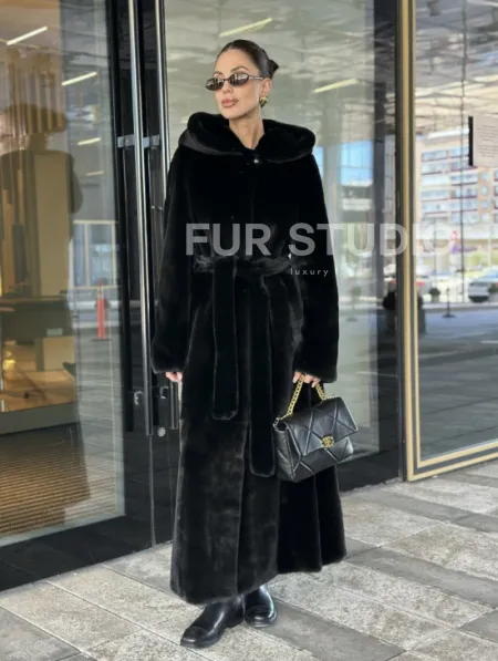 Удлиненная шуба из норки BLACKGLAMA с капюшоном - фото 7