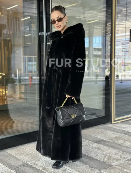 Удлиненная шуба из норки BLACKGLAMA с капюшоном - фото 5