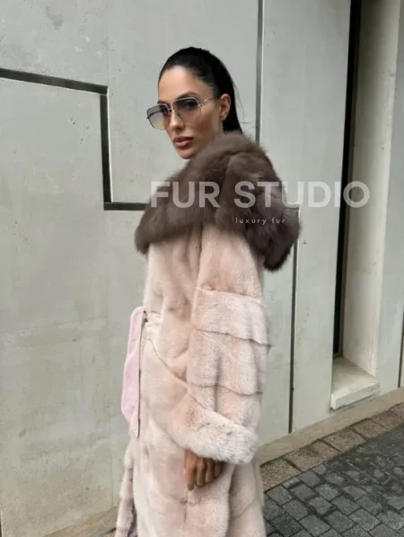 Норковая шуба с капюшоном из меха куницы пудрового цвета (нежно-розовый) - фото 10