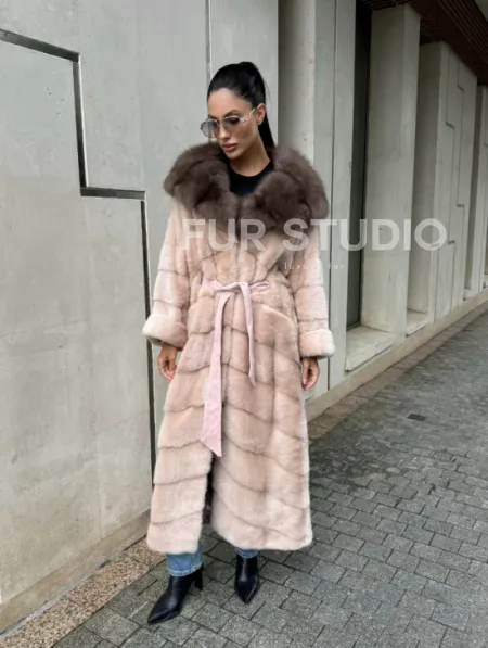 Норковая шуба с капюшоном из меха куницы пудрового цвета (нежно-розовый) - фото 13