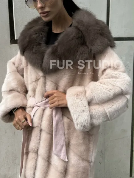 Норковая шуба с капюшоном из меха куницы пудрового цвета (нежно-розовый) - фото 3