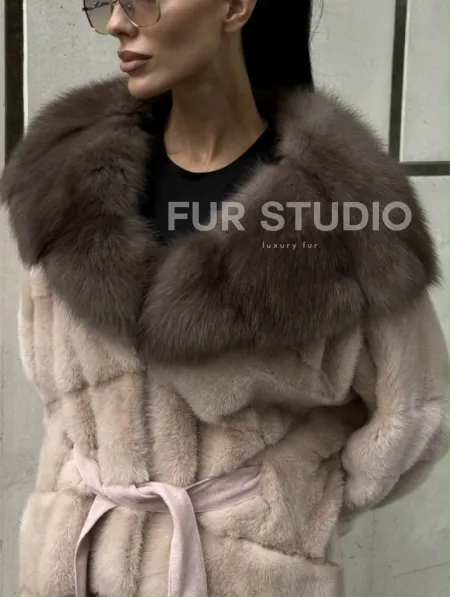 Норковая шуба с капюшоном из меха куницы пудрового цвета (нежно-розовый) - фото 4