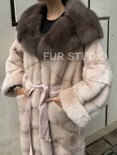 Норковая шуба с капюшоном из меха куницы пудрового цвета (нежно-розовый) - фото 2