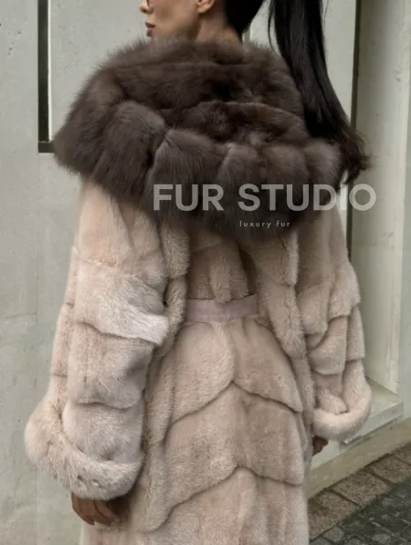 Норковая шуба с капюшоном из меха куницы пудрового цвета (нежно-розовый) - фото 5