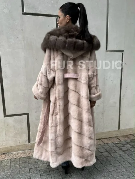 Норковая шуба с капюшоном из меха куницы пудрового цвета (нежно-розовый) - фото 11