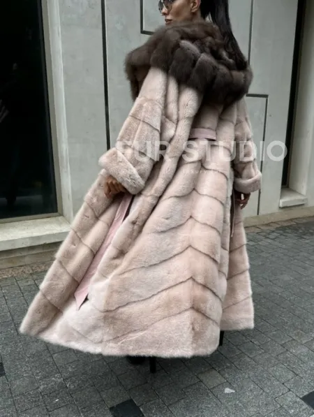 Норковая шуба с капюшоном из меха куницы пудрового цвета (нежно-розовый) - фото 7