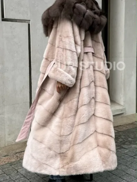 Норковая шуба с капюшоном из меха куницы пудрового цвета (нежно-розовый) - фото 6
