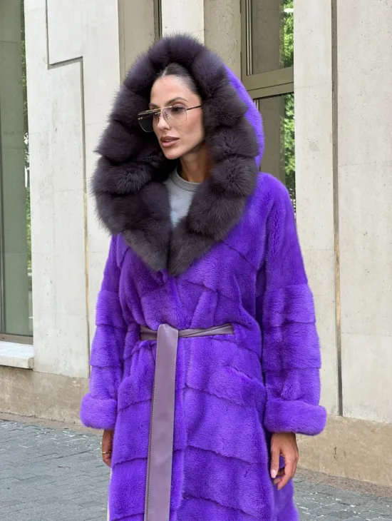 Шуба из аукционной норки с капюшоном из меха куницы - фиолетовый - фото 1