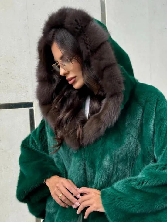 Шуба летучая мышь из норки с капюшоном из куницы - темный изумруд - фото 5