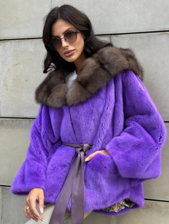 Шуба из норки Violet с капюшоном из меха куницы - фото 9