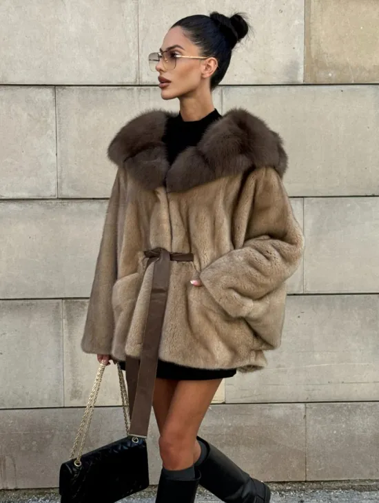 Шуба из аукционного меха норки NAFA MINK с капюшоном из куницы - фото 9