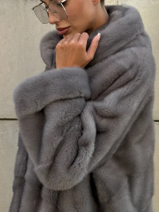 Шуба в диагональной выкладке меха норки, графит грей с капюшоном - фото 1