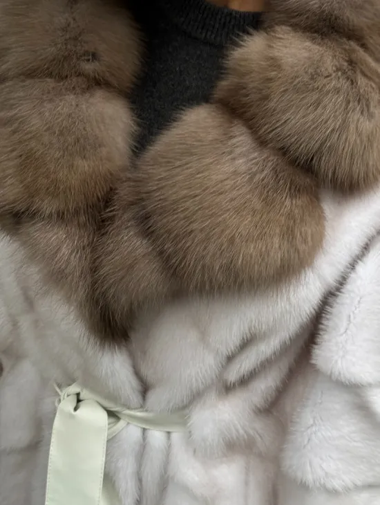 Шуба Oversize из норки с потайным поясом и английским воротником из меха куницы - фото 1