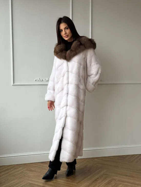 Шуба фасон кимоно из аукционной норки с капюшоном кобра из меха куницы - фото 11