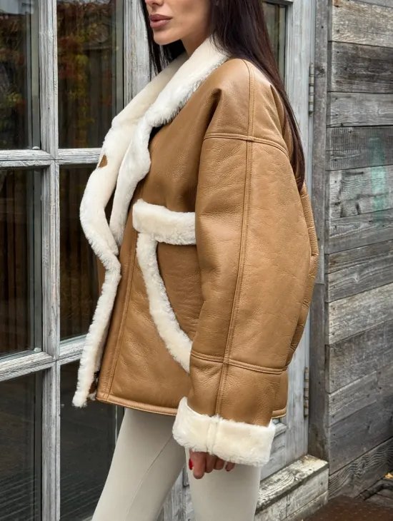 Модная куртка - дубленка в стиле «Oversize» на пуговицах и манжетами на рукавах - фото 5