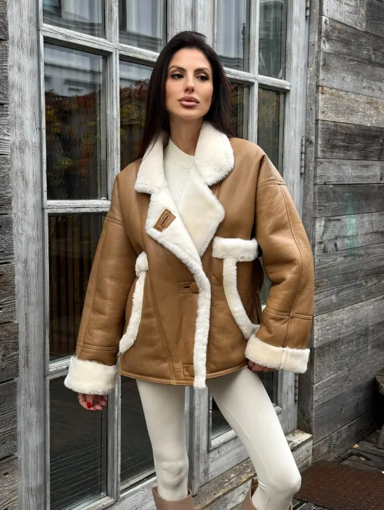 Модная куртка - дубленка в стиле «Oversize» на пуговицах и манжетами на рукавах - фото 8