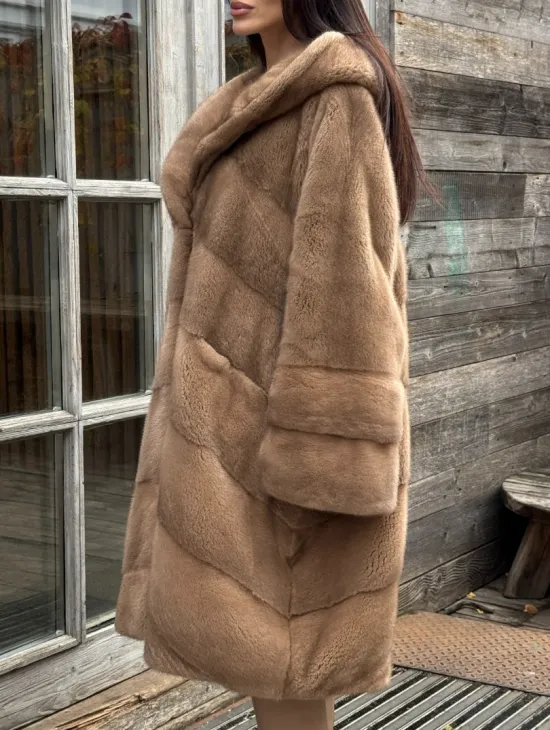 Шуба из меха премиальной плюшевой норки с капюшоном - фото 5