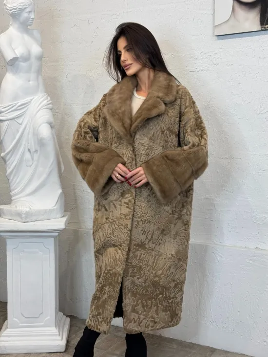 Длинное женское пальто из натурального меха каракульчи с отделкой из норки - фото 0
