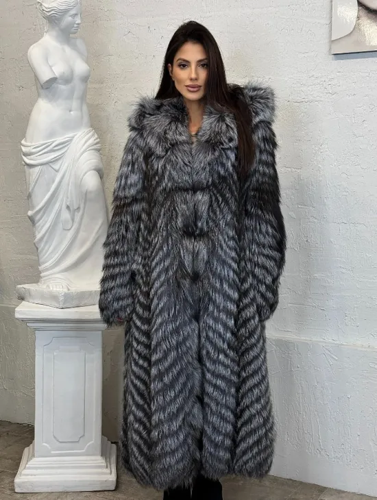Длинная шуба с капюшоном из натуральной лисы Silver Fox Fur в росшив - фото 0