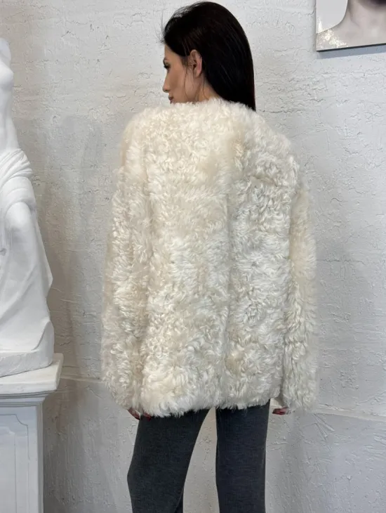 Жакет женский из натуральной овчины с круглым вырезом и накладными карманами - фото 2