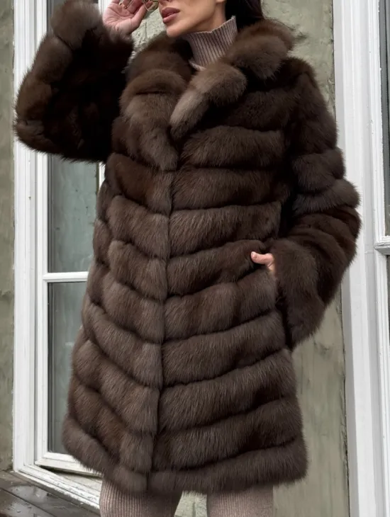 Шуба из меха куницы средней длины цвет темный соболь - фото 2