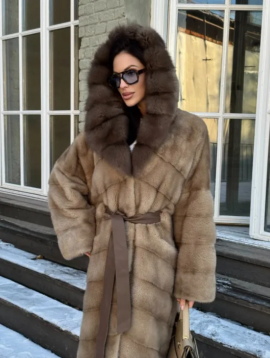 Женская удлиненная норковая шуба в цвете пастель с капюшоном из меха куницы - фото 2