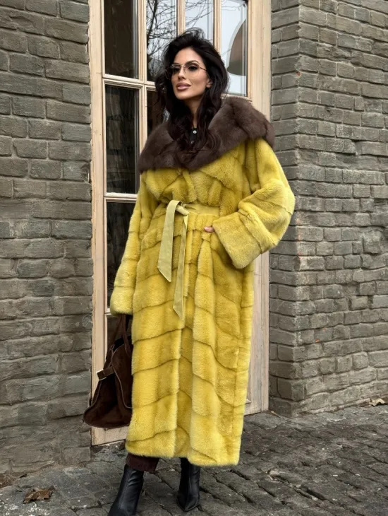 Женская длинная шуба из норки желтого цвета с капюшоном из меха куницы - фото 8