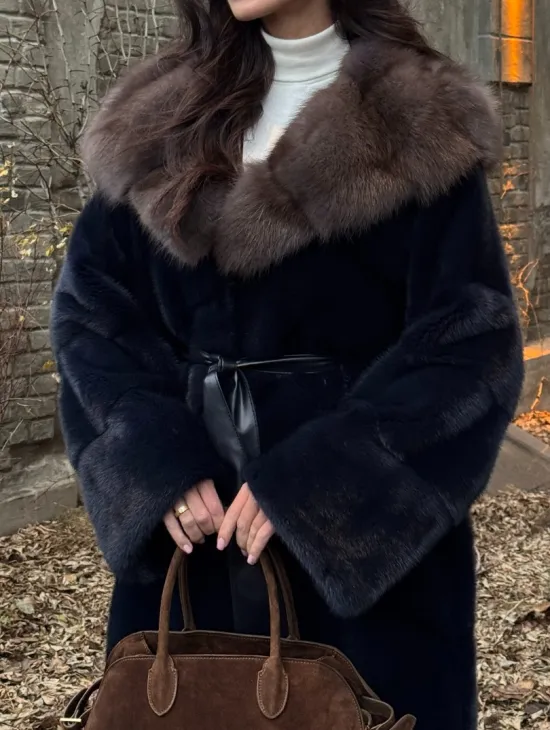 Норковая шуба с капюшоном из натурального меха куницы - фото 1