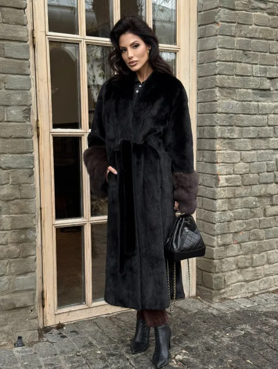 Шикарная черная норковая шуба с меховыми манжетами из куницы - фото 4