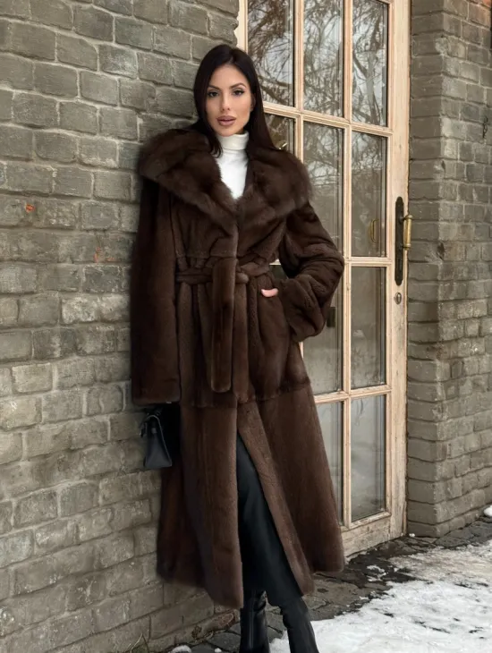 Длинная коричневая норковая шуба прямого кроя с капюшоном из куницы - фото 9
