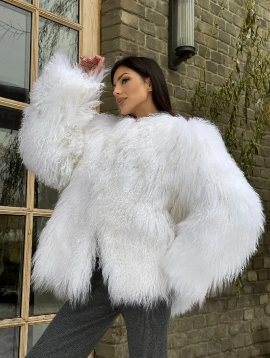 Шуба белая из меха ламы без воротника - фото 9