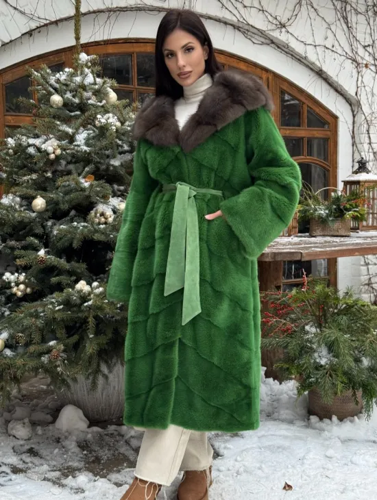 Шуба зеленого цвета с капюшоном из меха куницы - фото 0
