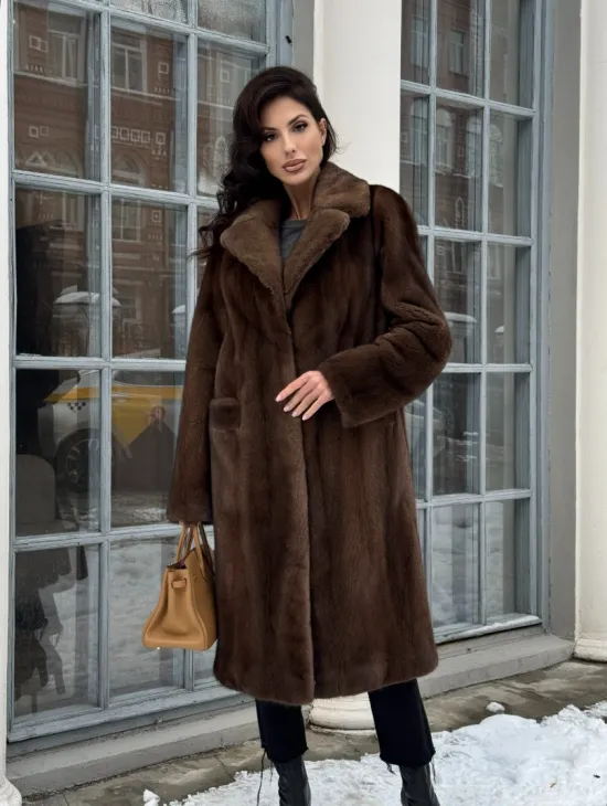 Коричневая шуба из меха норки с хлястиком на спине - фото 10