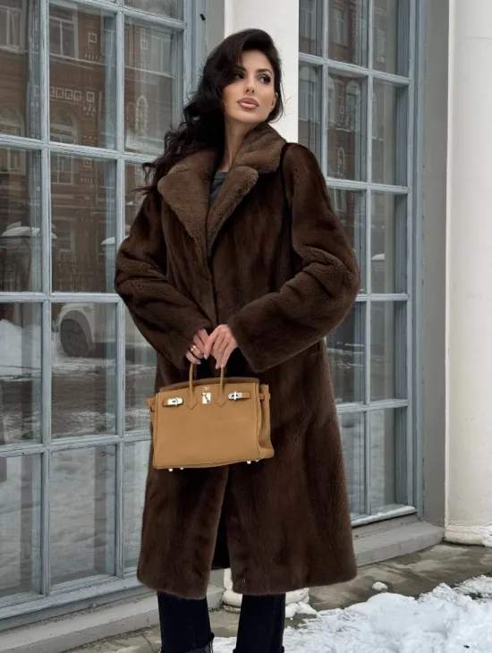 Коричневая шуба из меха норки с хлястиком на спине - фото 8