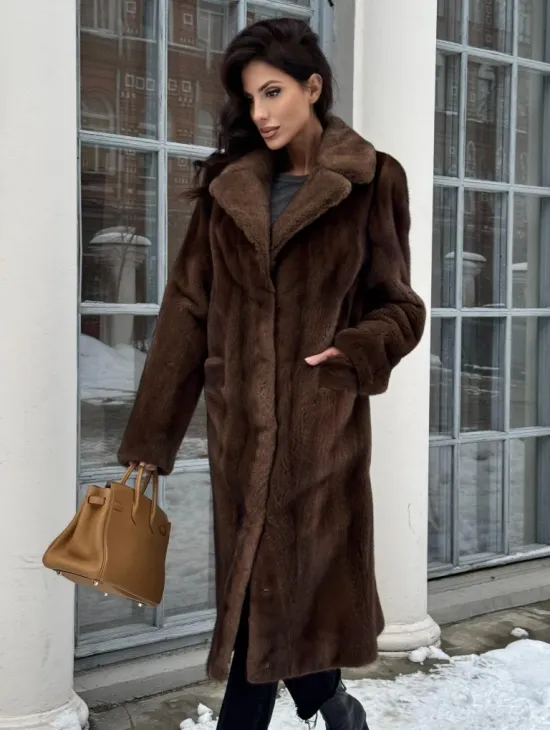 Коричневая шуба из меха норки с хлястиком на спине - фото 3