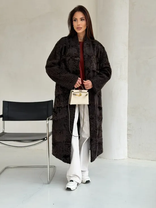 Шуба длинная из меха каракульчи в натурально-коричневом цвете - фото 10