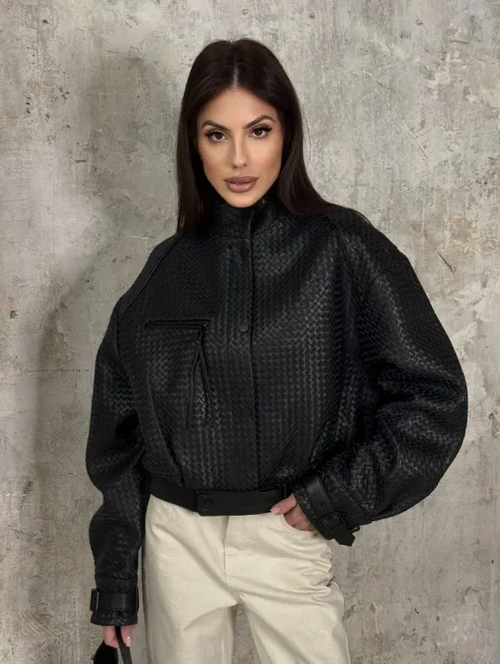 Черный женский бомбер из плетеной натуральной кожи - фото 5