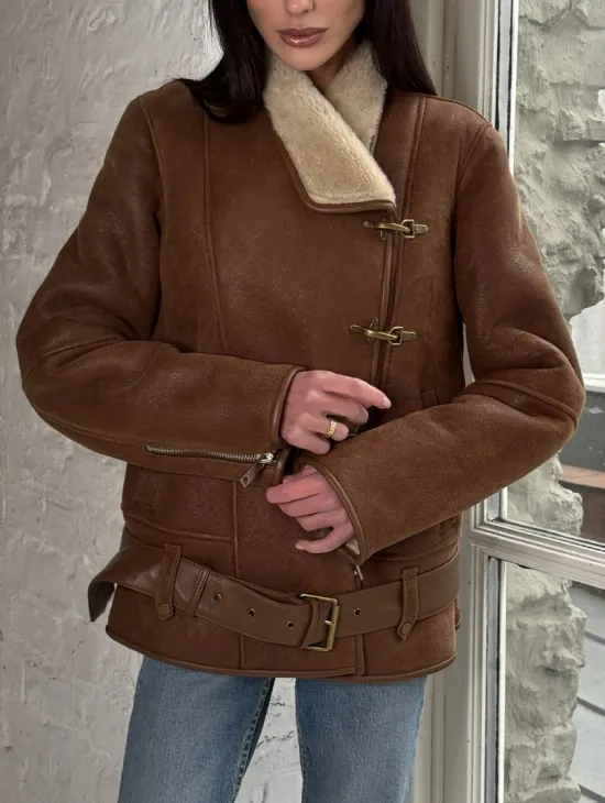 Женская дубленка в цвете виски с декоративными крючками - фото 2